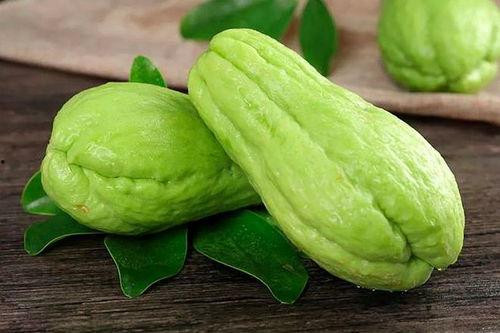 网红吃佛手瓜视频,口感独特引网友热议！